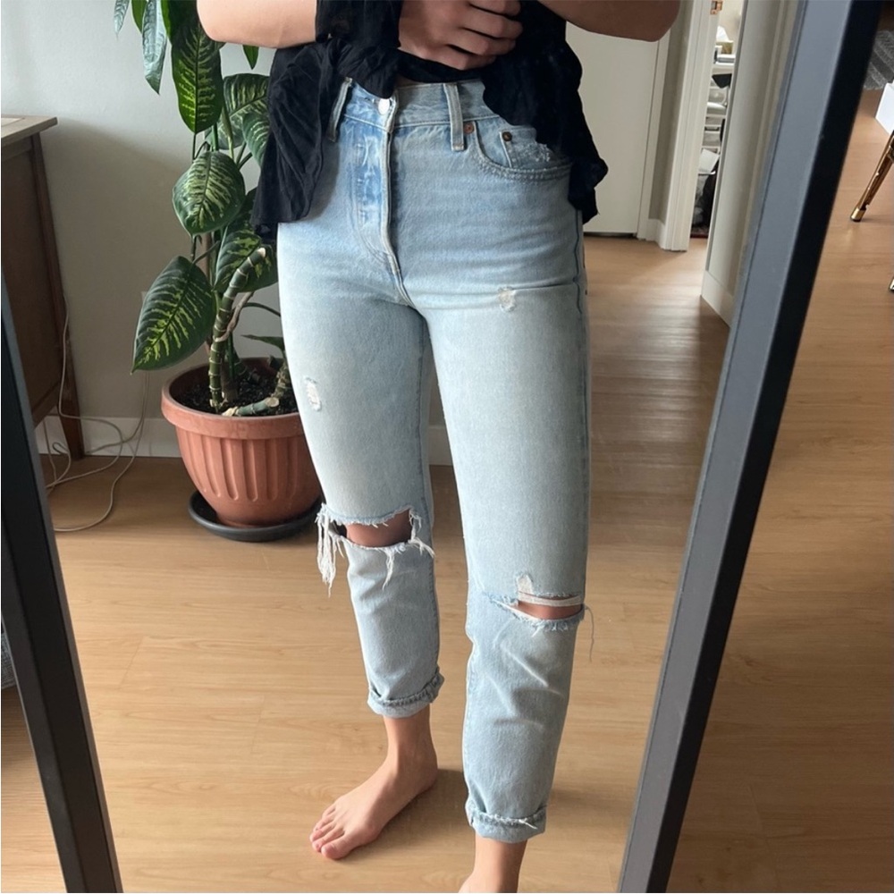 Levi’s Light Wash Distressed Ankle Jeans